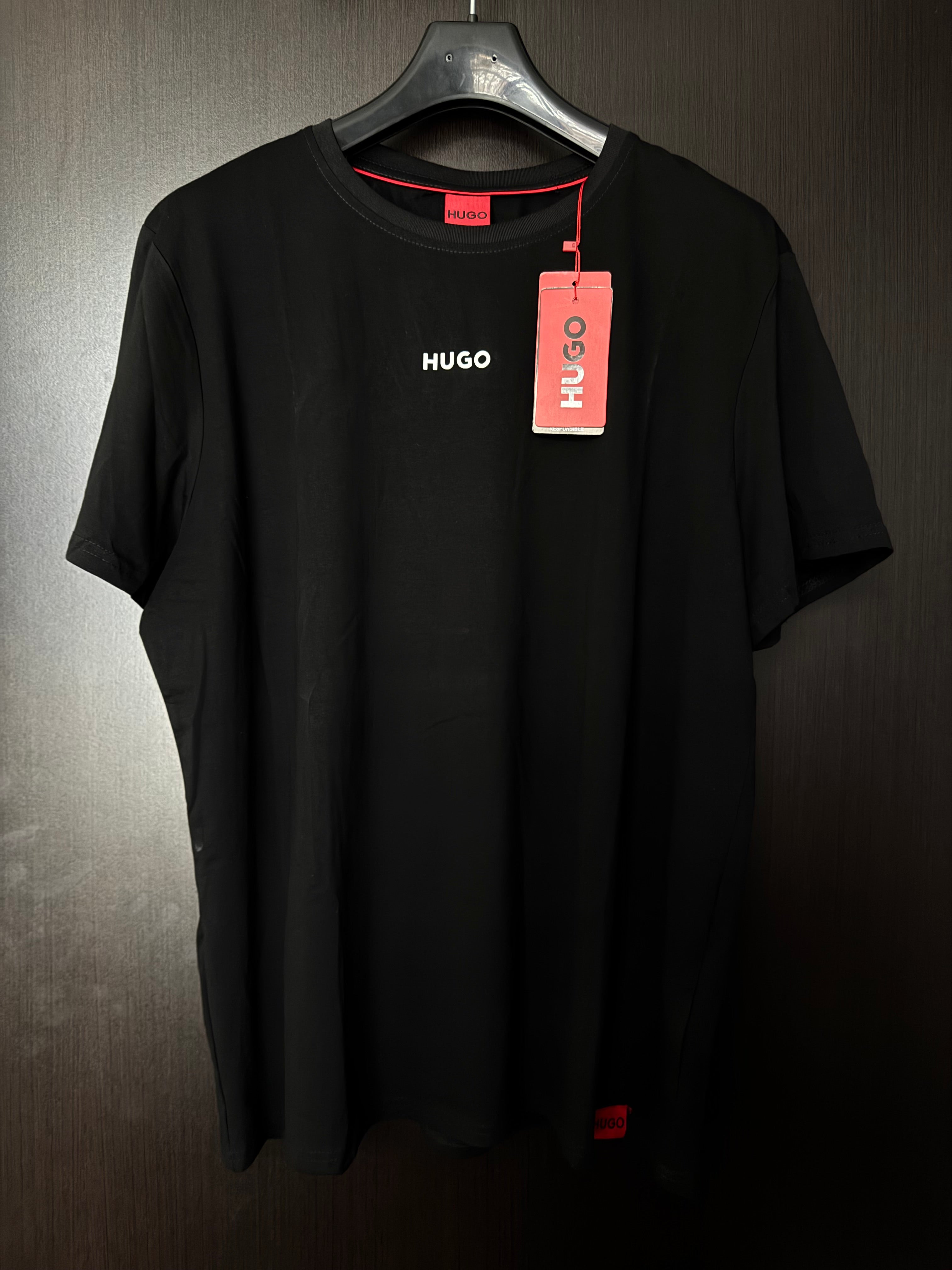 Playera Hugo logo discreto