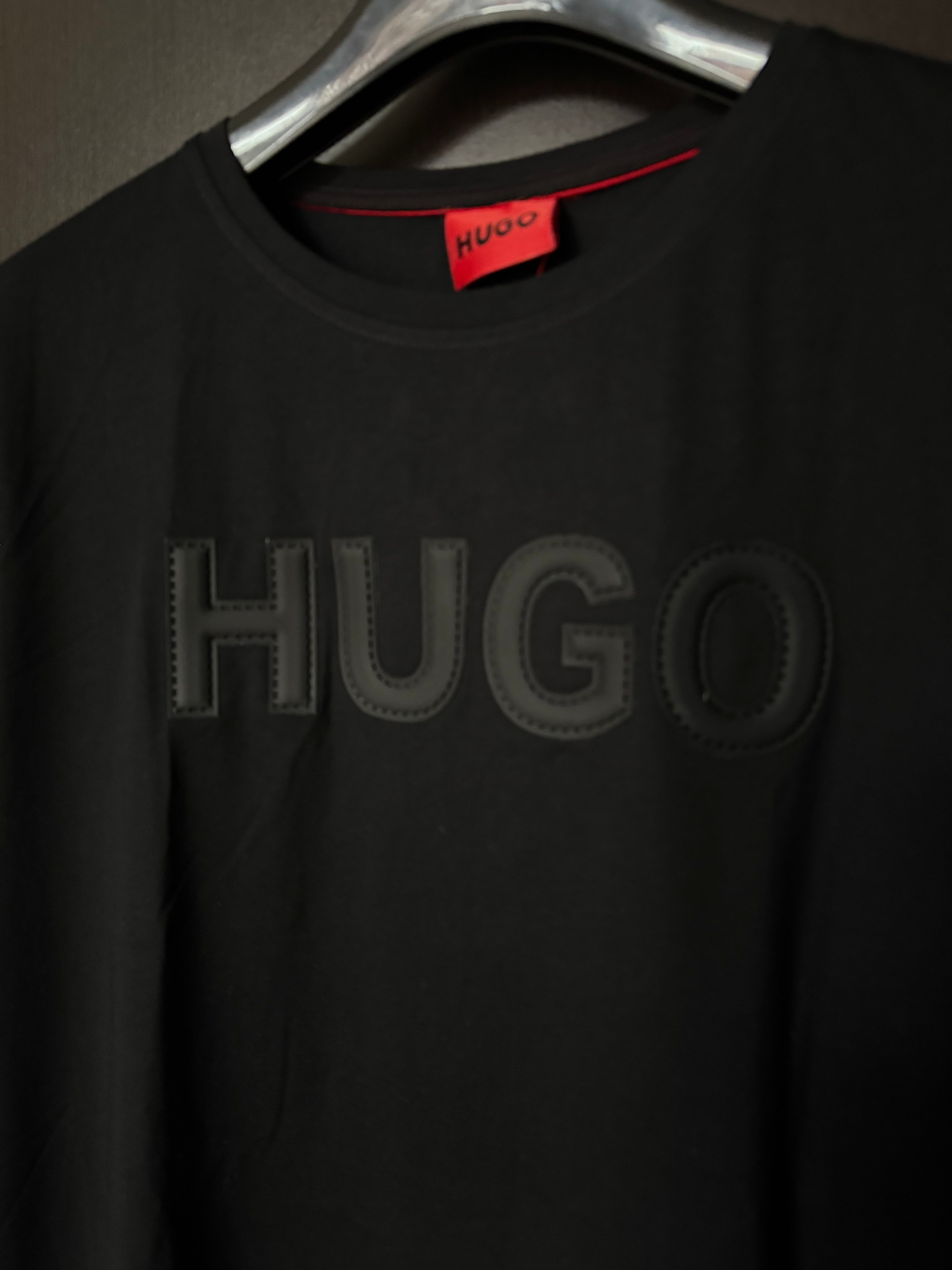 Playera Hugo bordado